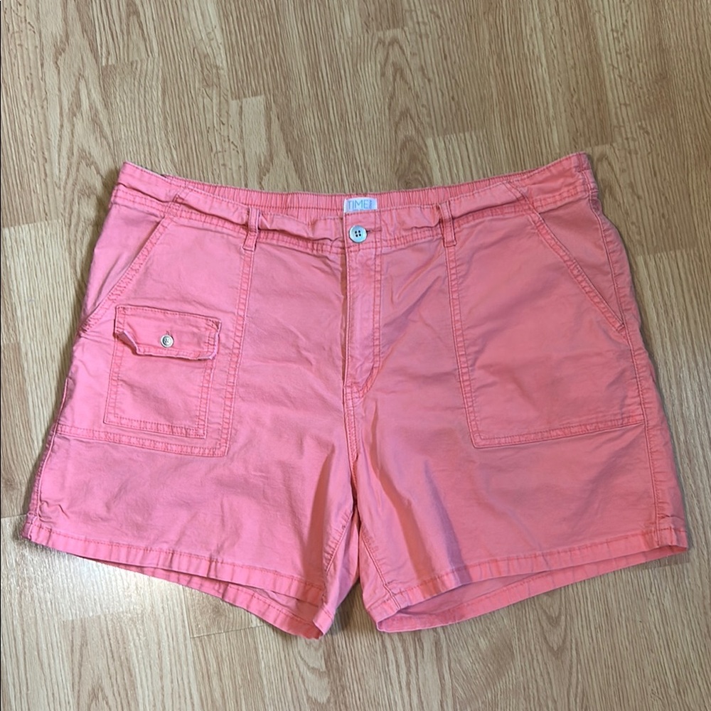 Women's Time and Tru peachy/pink cargo shorts.